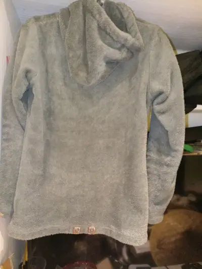 Chaqueta gris con capucha - miniatura 3