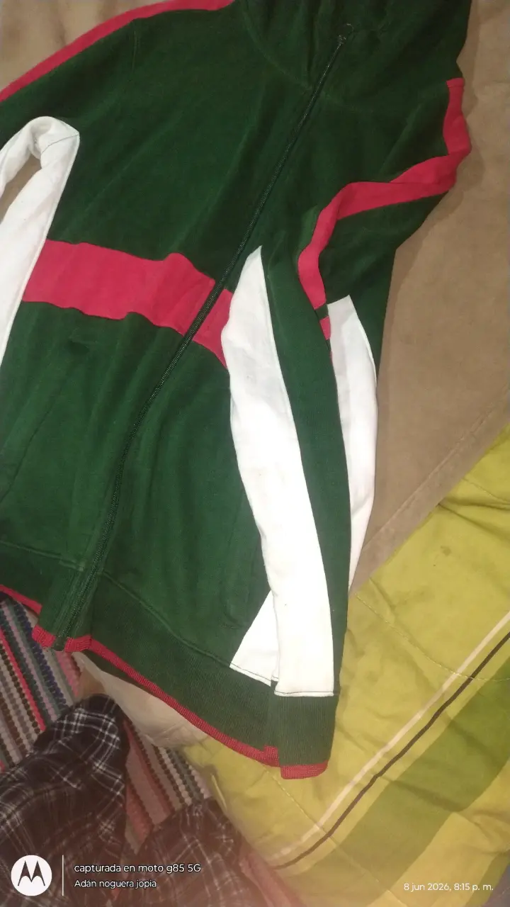 Polerón verde con capucha - 6