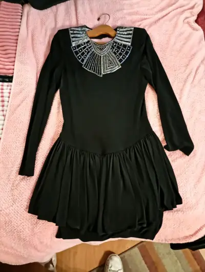 Vestido negro con detalles brillantes - miniatura 1