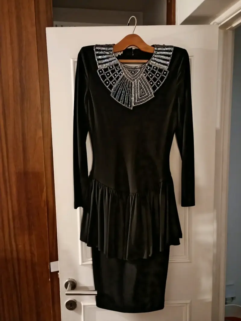 Vestido negro con detalles brillantes - 2