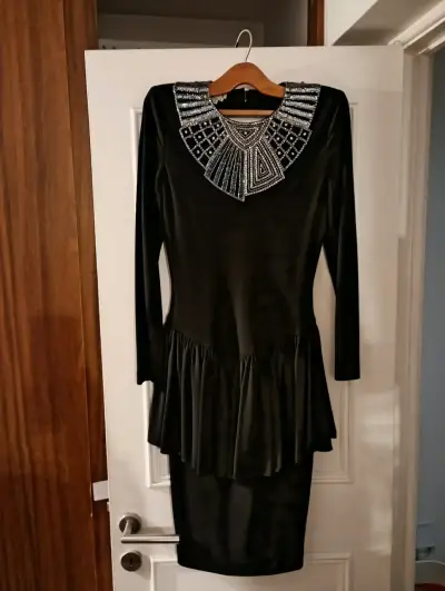 Vestido negro con detalles brillantes - miniatura 2