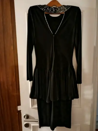 Vestido negro con detalles brillantes - miniatura 3
