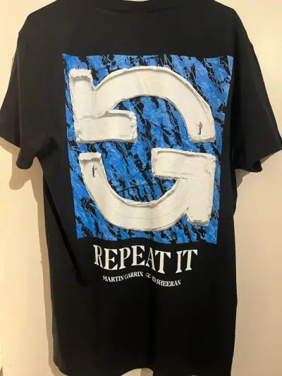 Polera negra estampada 'Repeat It' - miniatura 1