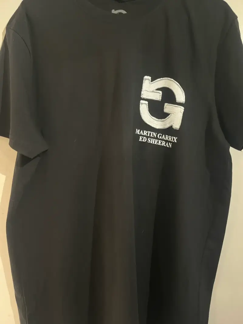 Polera negra estampada 'Repeat It' - 2
