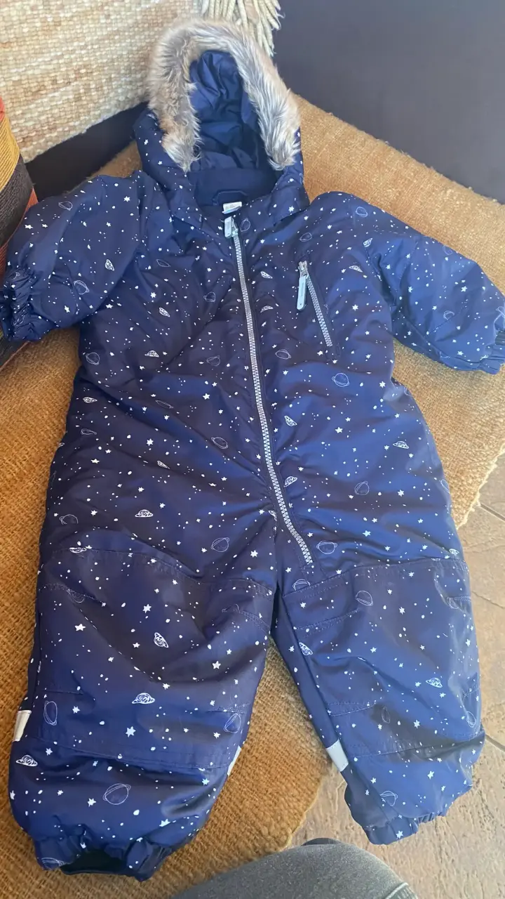 Mono de nieve azul con estrellas