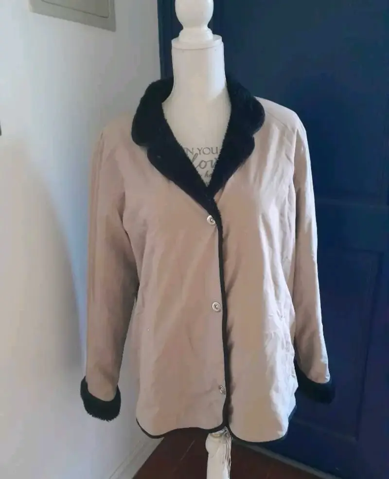 Chaqueta beige con borde negro - 1