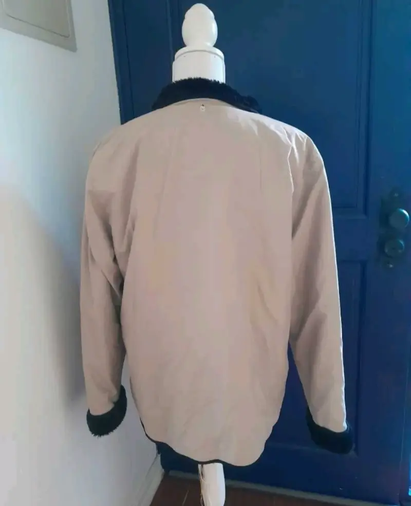 Chaqueta beige con borde negro - 2