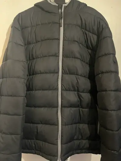 Chaqueta negra acolchada con capucha - miniatura 1