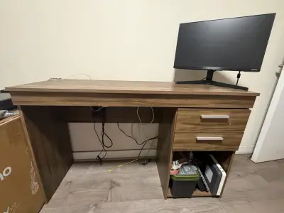 Escritorio de madera con cajonera y silla - miniatura 1