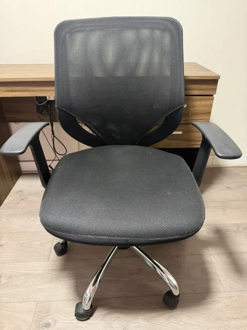Escritorio de madera con cajonera y silla - 2