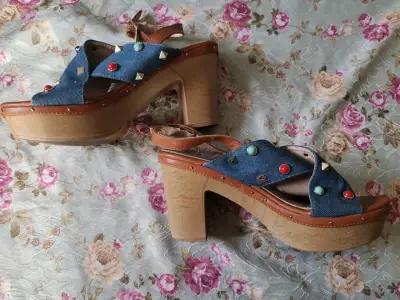 Sandalias con aplicaciones coloridas - miniatura 2