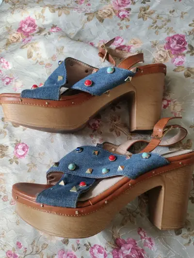 Sandalias con aplicaciones coloridas - miniatura 3