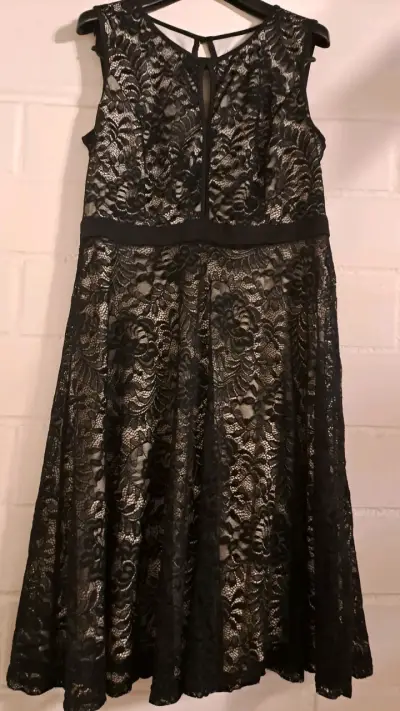 Vestido de encaje negro elegante - miniatura 1