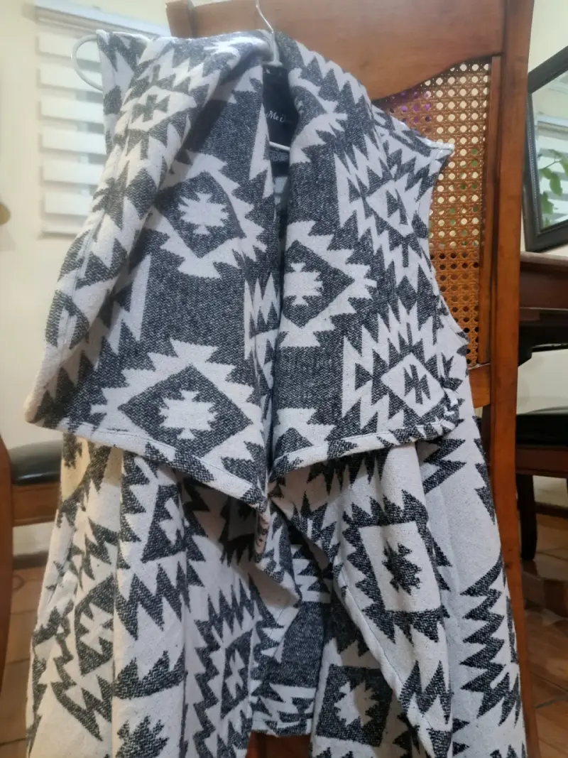 Poncho gris con patrón geométrico - 1