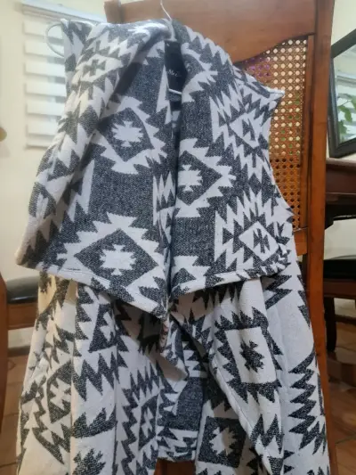 Poncho gris con patrón geométrico - miniatura 1