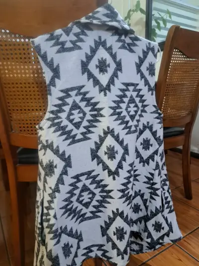 Poncho gris con patrón geométrico - miniatura 2