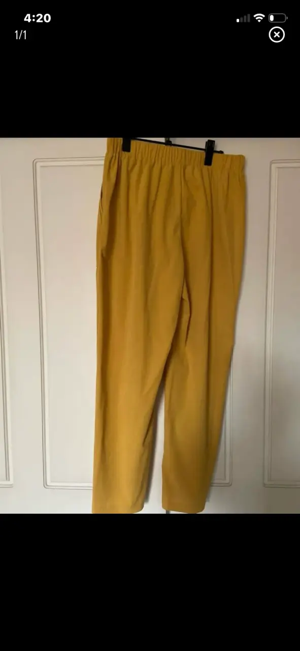 Pantalones amarillos corte relajado - 1
