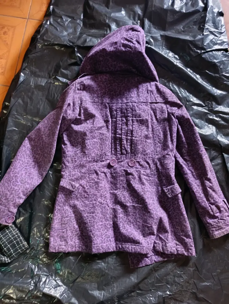 Abrigo morado con capucha - 1