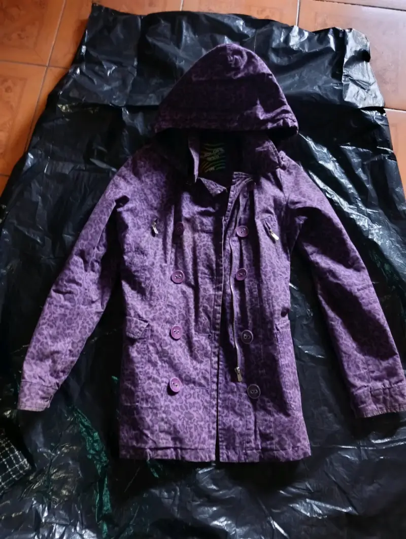 Abrigo morado con capucha - 2