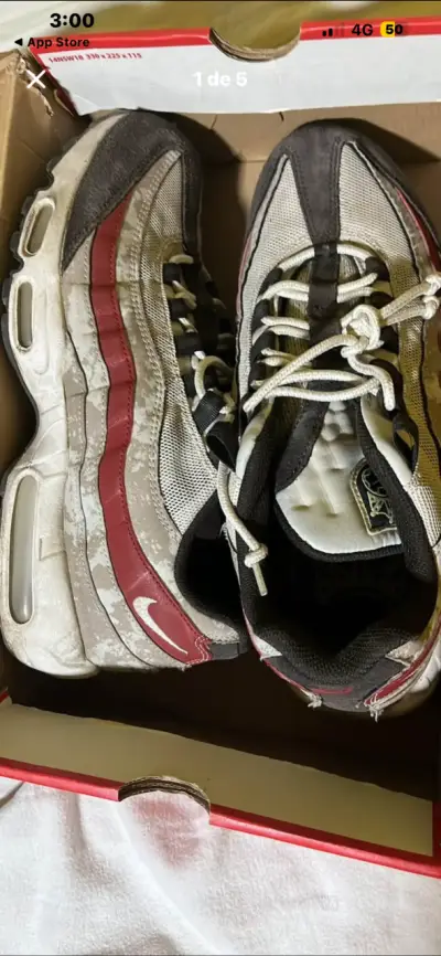 Zapatillas deportivas blancas y rojas - miniatura 1