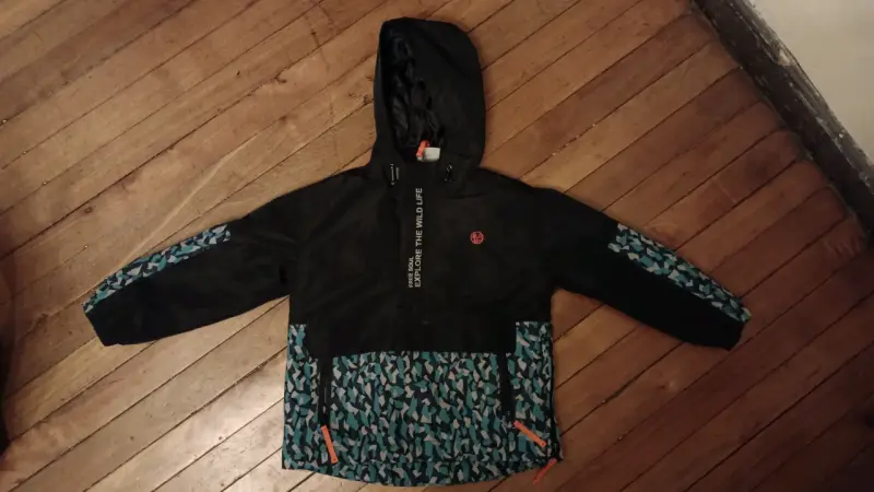 Parka negra con diseño geométrico - 1
