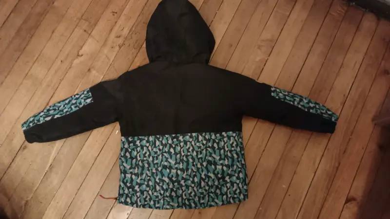 Parka negra con diseño geométrico - 2