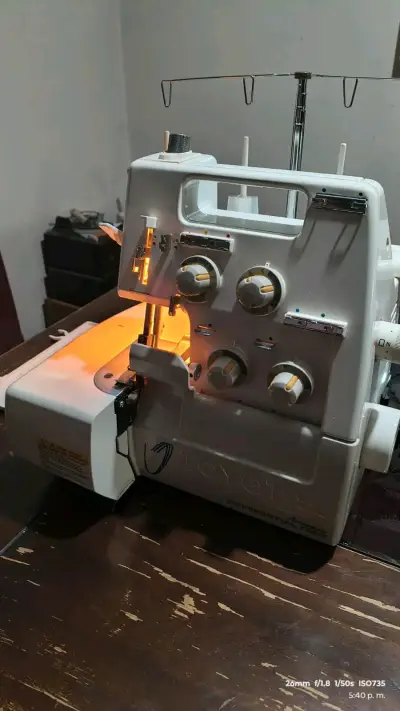 Máquina de coser overlock Toyota - miniatura 1