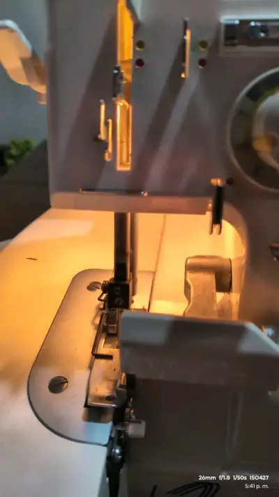 Máquina de coser overlock Toyota - miniatura 2