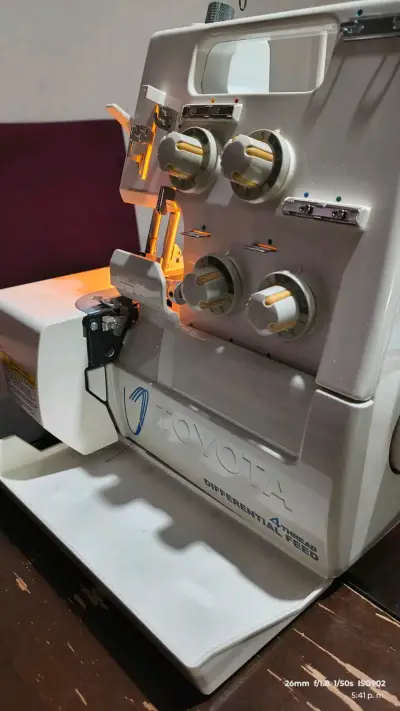 Máquina de coser overlock Toyota - miniatura 3