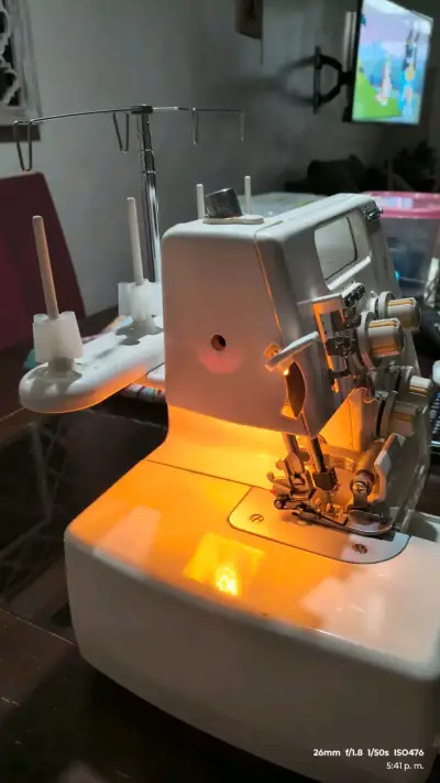 Máquina de coser overlock Toyota - miniatura 4