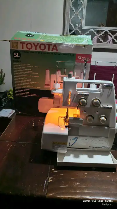 Máquina de coser overlock Toyota - miniatura 5