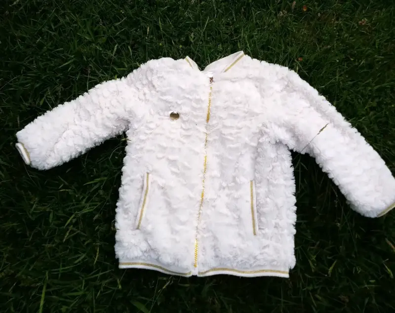 Chaqueta infantil peluda blanca
