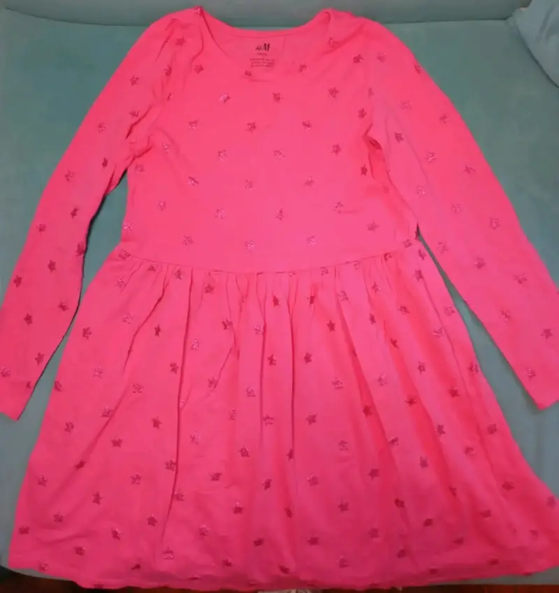 Vestido rosa con estrellas brillantes