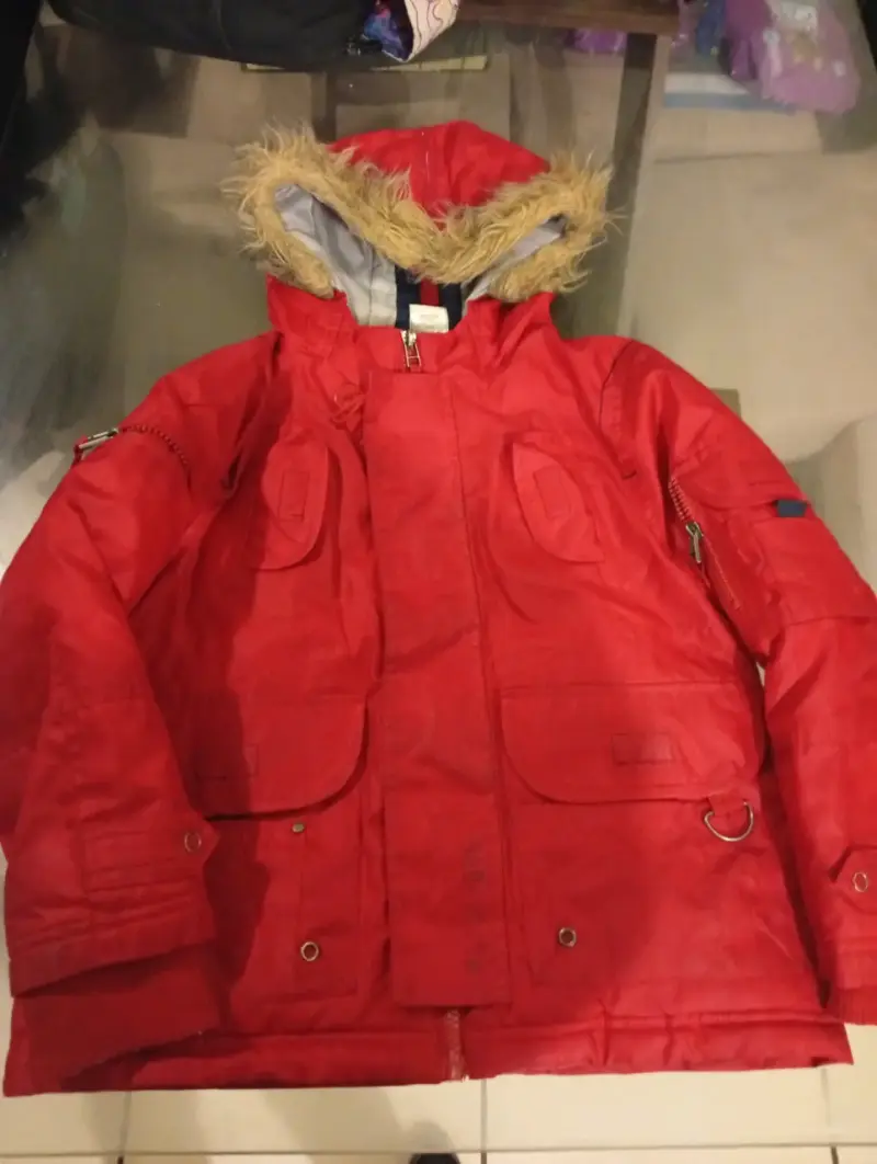 Parka roja con capucha de piel