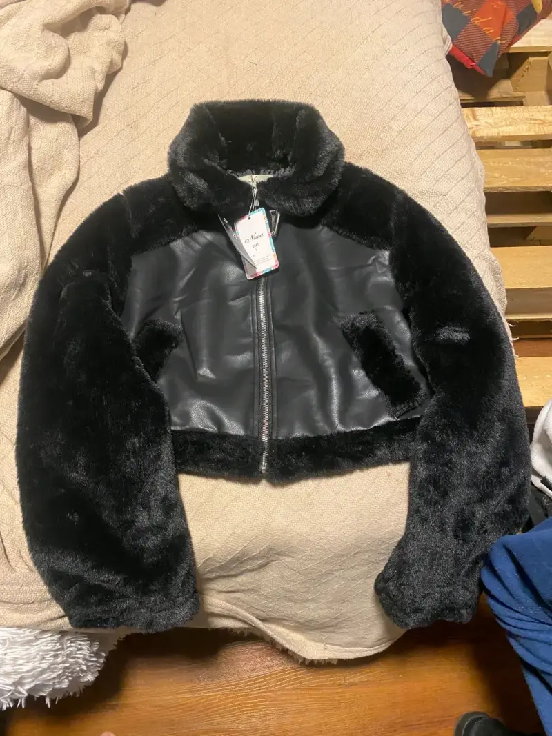 Chaqueta negra con forro de piel - 1
