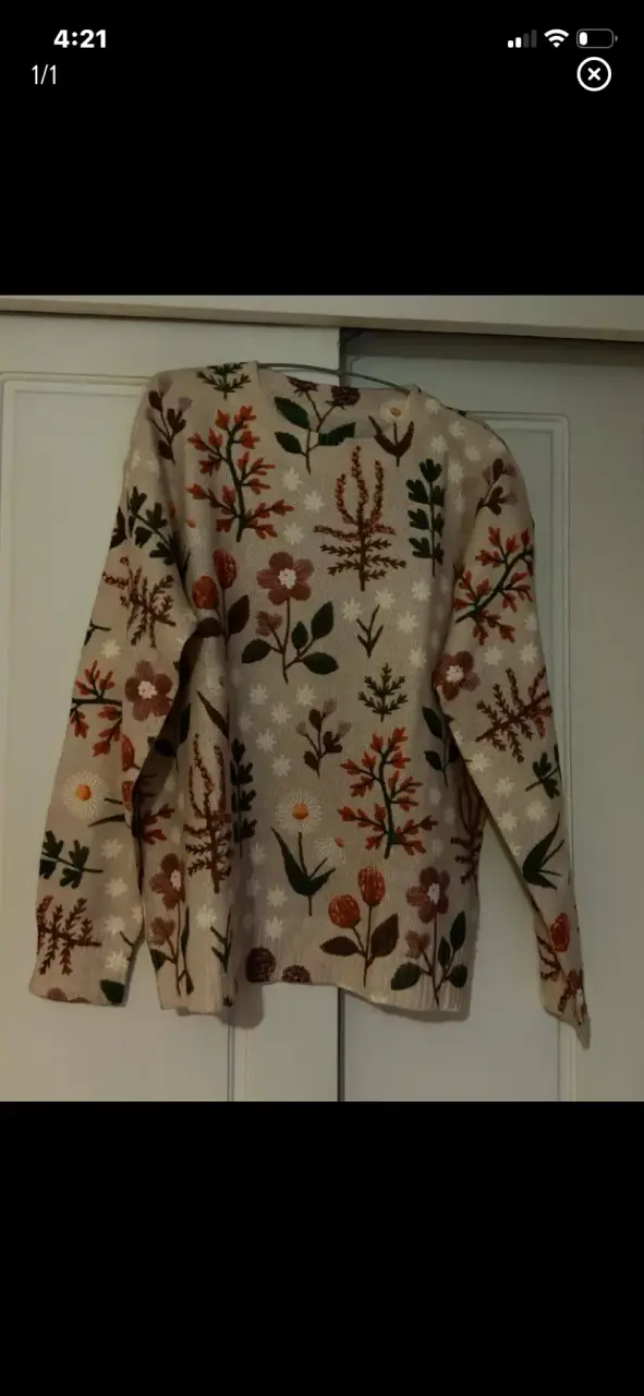 Suéter beige con estampado floral