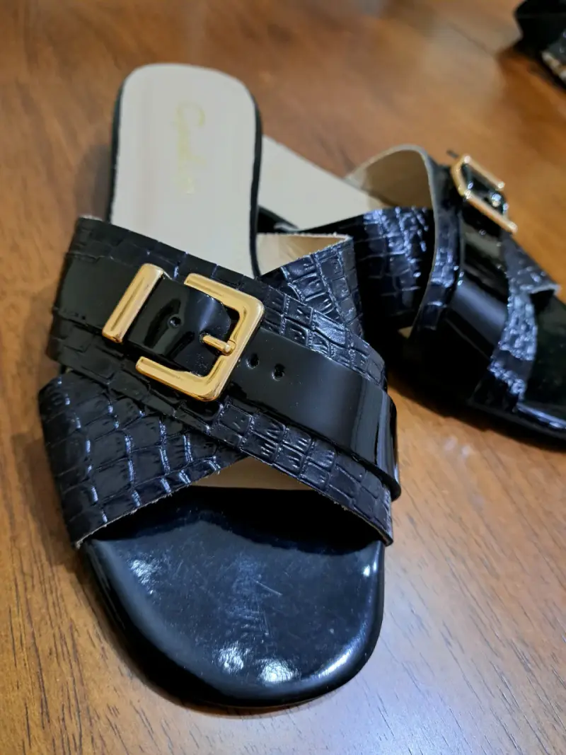 Sandalias negras con hebilla dorada de cuero gacel