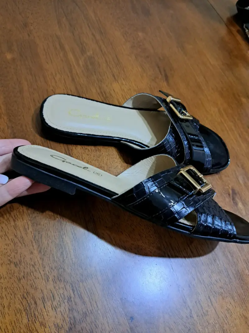 Sandalias negras con hebilla dorada de cuero gacel - 2