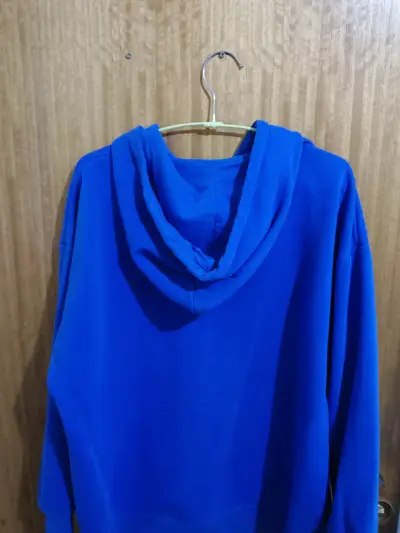 Polerón azul con capucha - miniatura 3