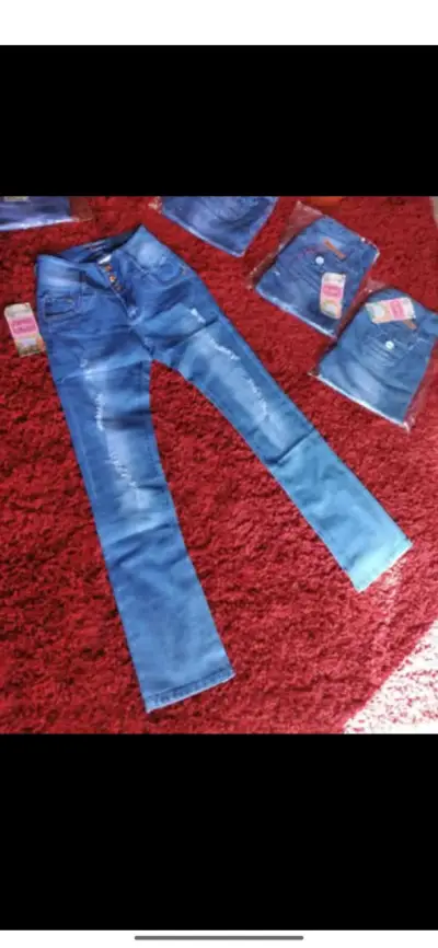 Jeans azul con diseño desgastado - miniatura 1