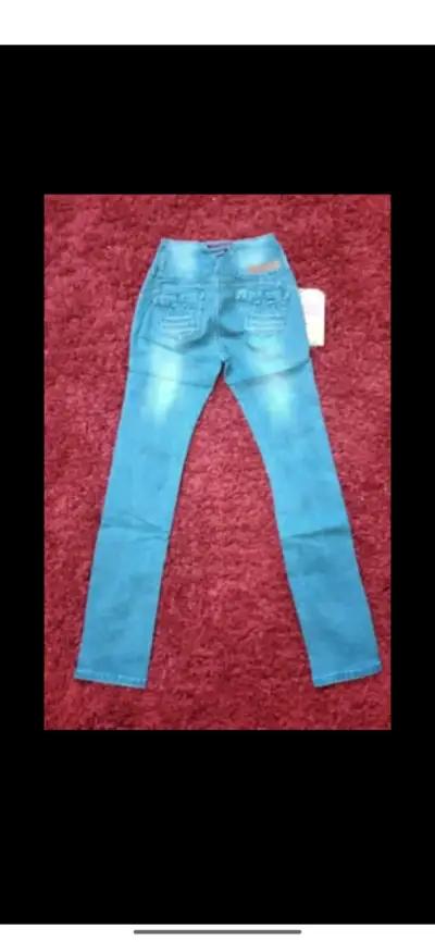 Jeans azul con diseño desgastado - miniatura 2