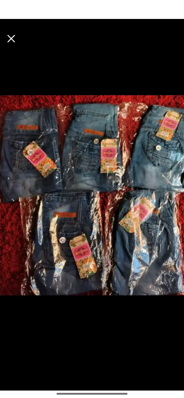 Jeans azul con diseño desgastado - 3