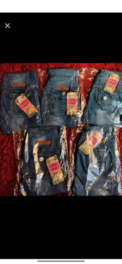 Jeans azul con diseño desgastado - miniatura 3