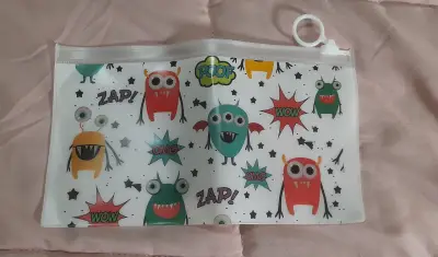 Estuche plástico con monstruos - miniatura 1