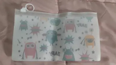 Estuche plástico con monstruos - miniatura 2