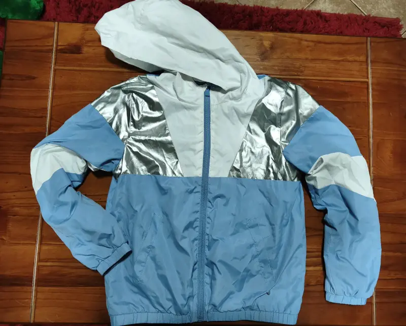 Chaqueta azul con capucha