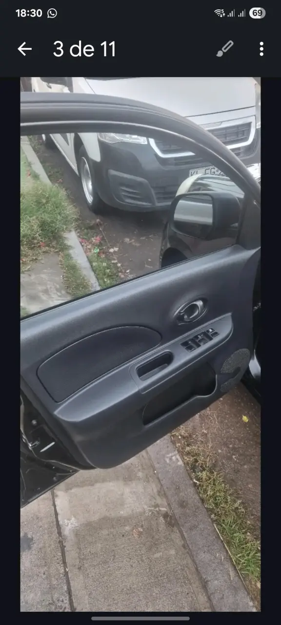 Auto compacto negro en venta - 3