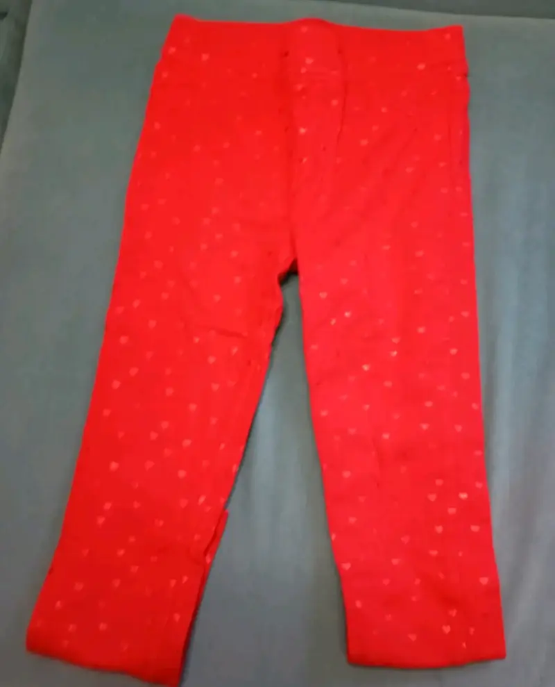 Leggings rojos con corazones