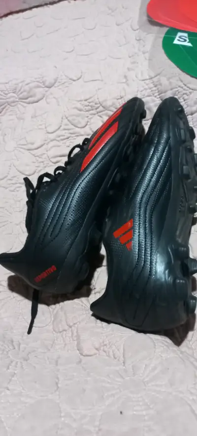 Zapatos fútbol negros y rojos - miniatura 1