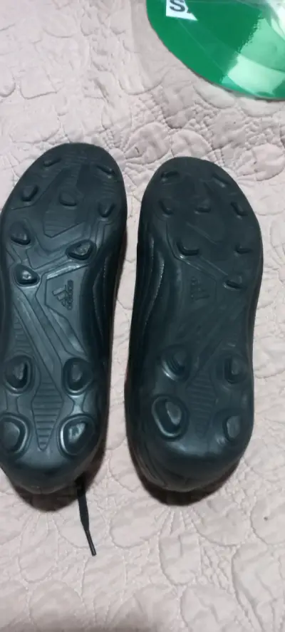 Zapatos fútbol negros y rojos - miniatura 2